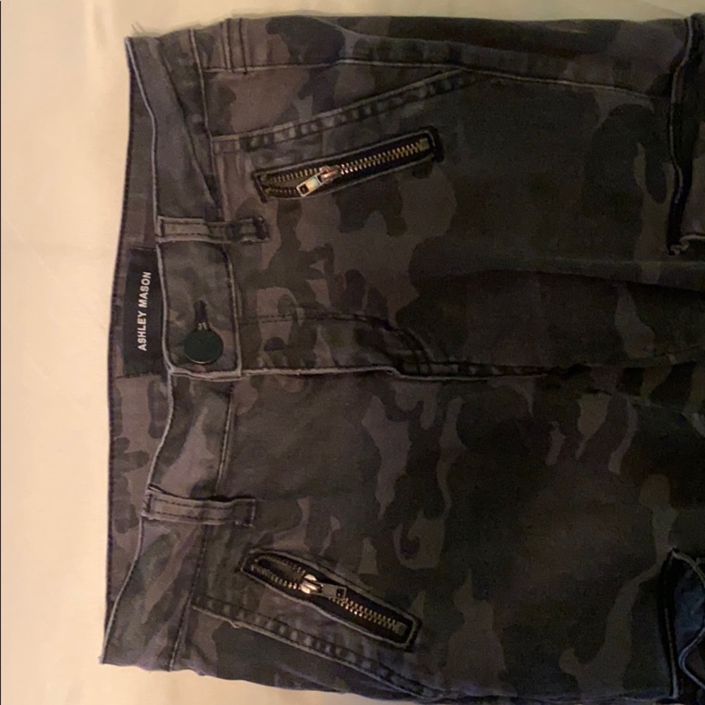VERY cute camo jeans! ( mid rise)